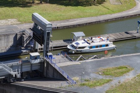 Een schip vaart beneden in het kanaal de lift binnen